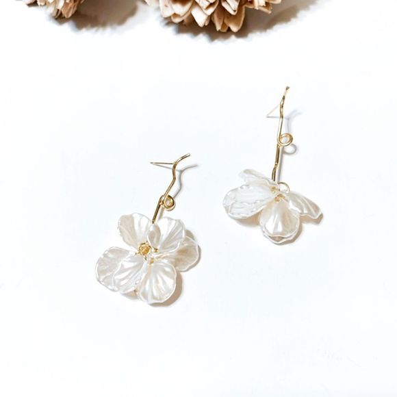 White flower dangle earrings M37 - Picture 4 of 6